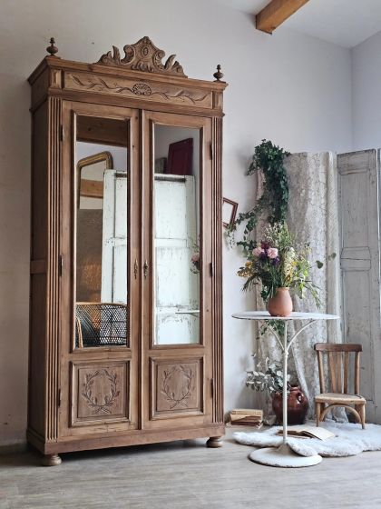 Ancienne armoire fine et élancée de la fin du 19e deux portes miroirs