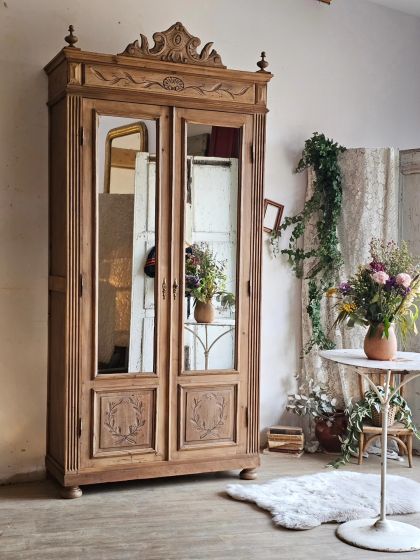 Ancienne armoire fine et élancée de la fin du 19e deux portes miroirs