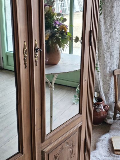 Ancienne armoire fine et élancée de la fin du 19e deux portes miroirs