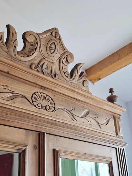 Ancienne armoire fine et élancée de la fin du 19e deux portes miroirs