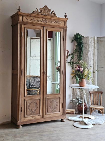 Ancienne armoire fine et élancée de la fin du 19e deux portes miroirs