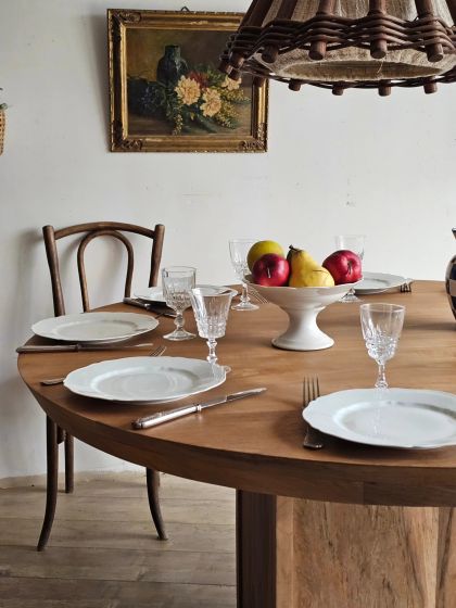 Grande table ronde massif en merisier pied central