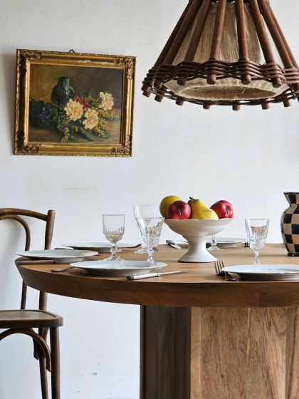 Grande table ronde massif en merisier pied central