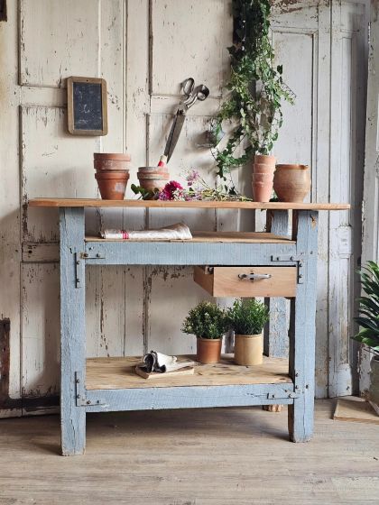 Ancien établi meuble de métier avec tiroir dans sa patine