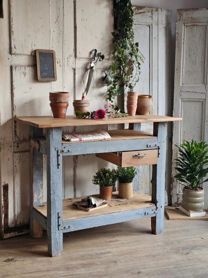 Ancien établi meuble de métier avec tiroir dans sa patine