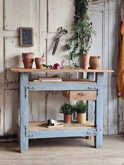 Ancien établi meuble de métier avec tiroir dans sa patine