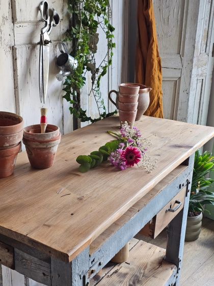 Ancien établi meuble de métier avec tiroir dans sa patine