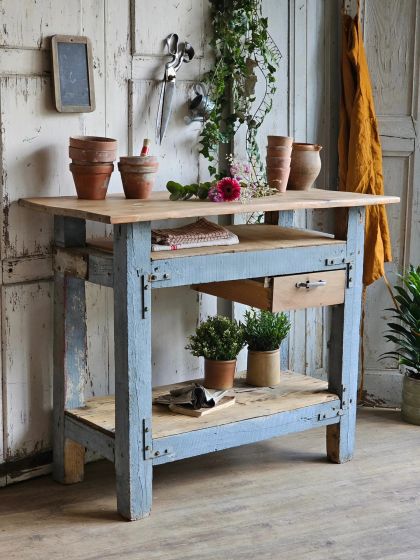 Ancien établi meuble de métier avec tiroir dans sa patine