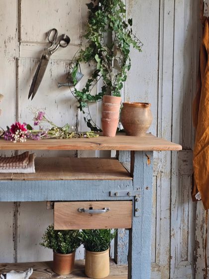 Ancien établi meuble de métier avec tiroir dans sa patine