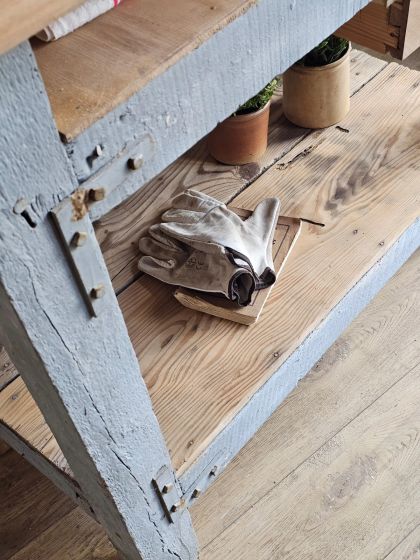 Ancien établi meuble de métier avec tiroir dans sa patine