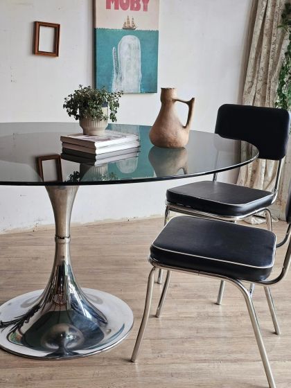 Pépite Space Age.  Table pied tulipe design italien années 70, dans le goût de Gastone Rinaldi.