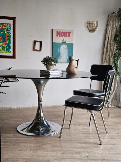 Pépite Space Age.  Table pied tulipe design italien années 70, dans le goût de Gastone Rinaldi.