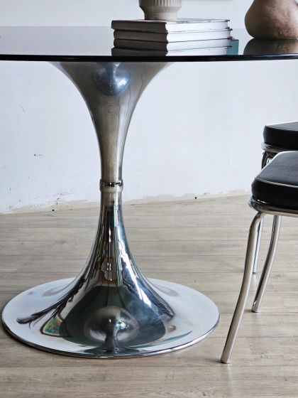 Pépite Space Age.  Table pied tulipe design italien années 70, dans le goût de Gastone Rinaldi.