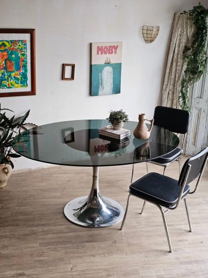 Pépite Space Age.  Table pied tulipe design italien années 70, dans le goût de Gastone Rinaldi.