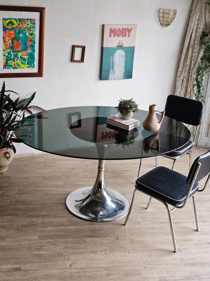 Pépite Space Age.  Table pied tulipe design italien années 70, dans le goût de Gastone Rinaldi.