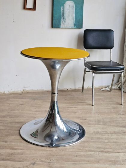 Pépite Space Age.  Table pied tulipe design italien années 70, dans le goût de Gastone Rinaldi.