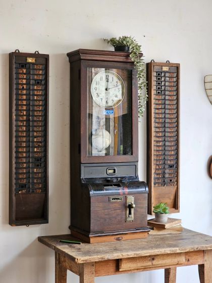 Pointeuse industrielle murale en bois massif années 1920/30 avec 2 casiers d'origine Entrée et Sortie