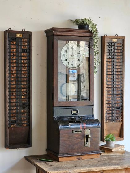 Pointeuse industrielle murale en bois massif années 1920/30 avec 2 casiers d'origine Entrée et Sortie