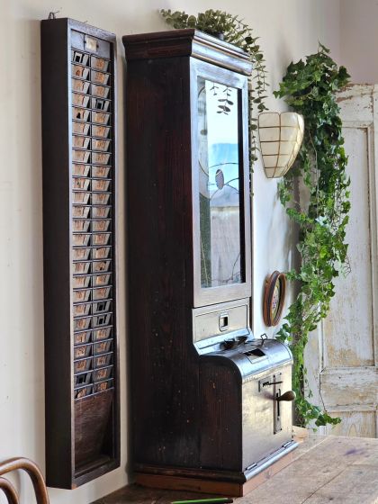 Pointeuse industrielle murale en bois massif années 1920/30 avec 2 casiers d'origine Entrée et Sortie