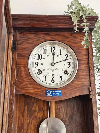 Pointeuse industrielle murale en bois massif années 1920/30 avec 2 casiers d'origine Entrée et Sortie