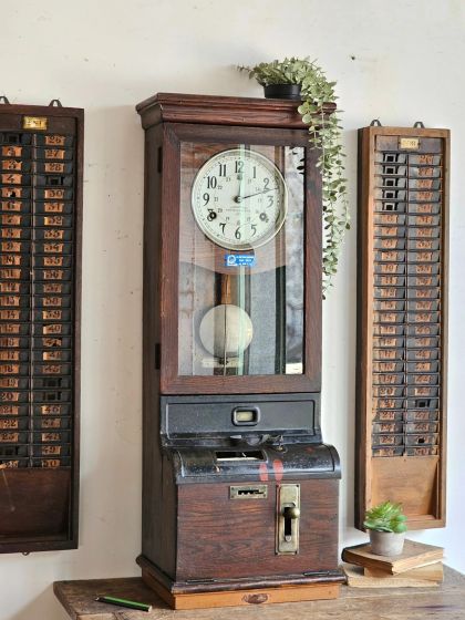 Pointeuse industrielle murale en bois massif années 1920/30 avec 2 casiers d'origine Entrée et Sortie