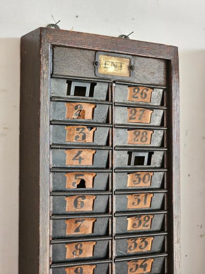 Pointeuse industrielle murale en bois massif années 1920/30 avec 2 casiers d'origine Entrée et Sortie