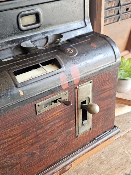 Pointeuse industrielle murale en bois massif années 1920/30 avec 2 casiers d'origine Entrée et Sortie