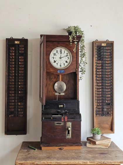 Pointeuse industrielle murale en bois massif années 1920/30 avec 2 casiers d'origine Entrée et Sortie
