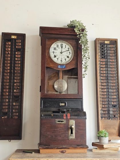 Pointeuse industrielle murale en bois massif années 1920/30 avec 2 casiers d'origine Entrée et Sortie