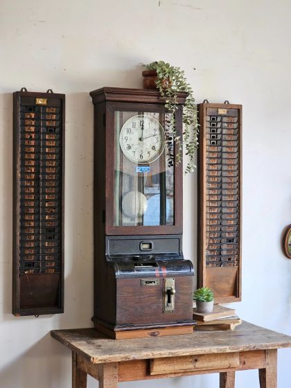 Pointeuse industrielle murale en bois massif années 1920/30 avec 2 casiers d'origine Entrée et Sortie