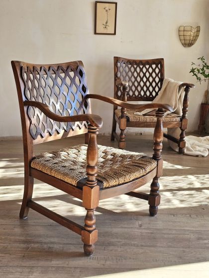 Ancienne paire de fauteuils en bois assise corde et dossier ajouré
