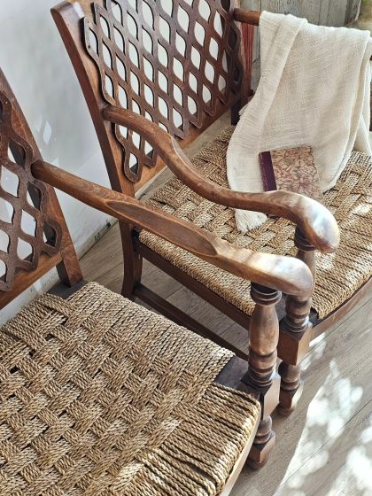 Ancienne paire de fauteuils en bois assise corde et dossier ajouré
