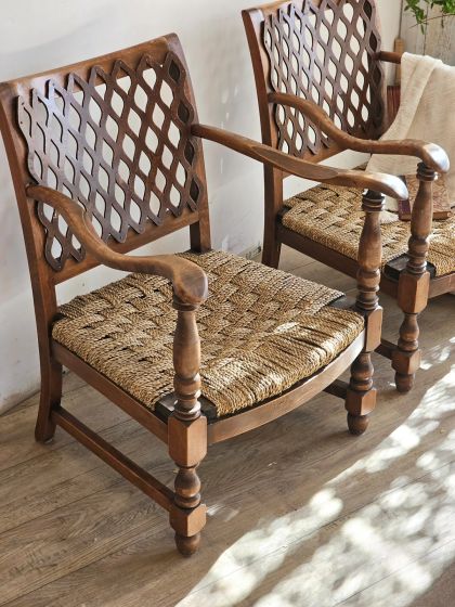 Ancienne paire de fauteuils en bois assise corde et dossier ajouré