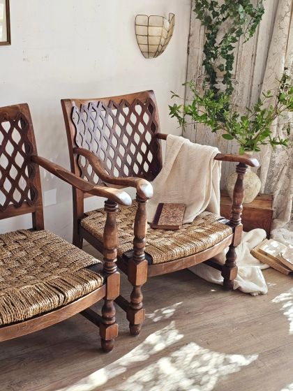 Ancienne paire de fauteuils en bois assise corde et dossier ajouré