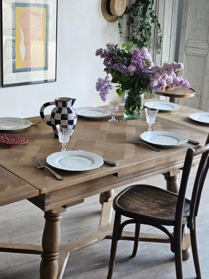 Ancienne grande table en chêne à rallonges intégrées