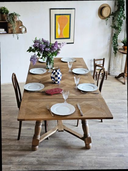 Ancienne grande table en chêne à rallonges intégrées