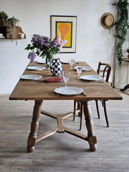 Ancienne grande table en chêne à rallonges intégrées