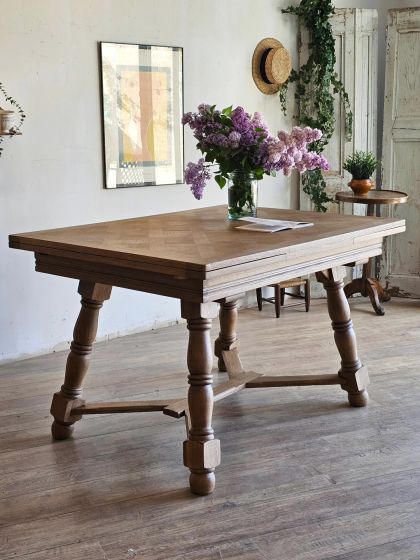 Ancienne grande table en chêne à rallonges intégrées