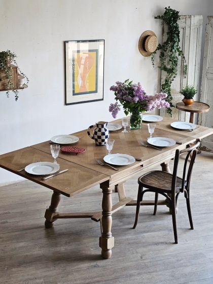 Ancienne grande table en chêne à rallonges intégrées
