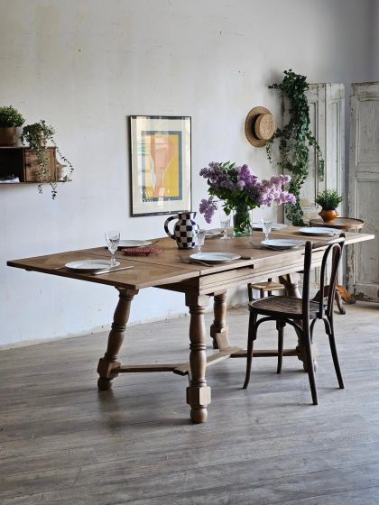 Ancienne grande table en chêne à rallonges intégrées