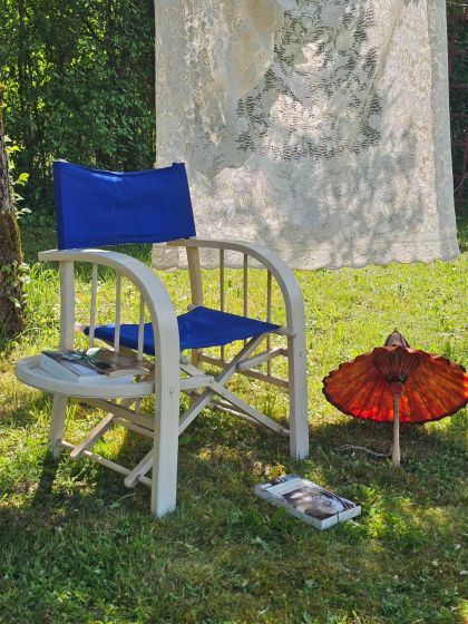 Paire de fauteuils pliants années 50 60 aux larges accoudoirs incurvés et tablettes intégrées