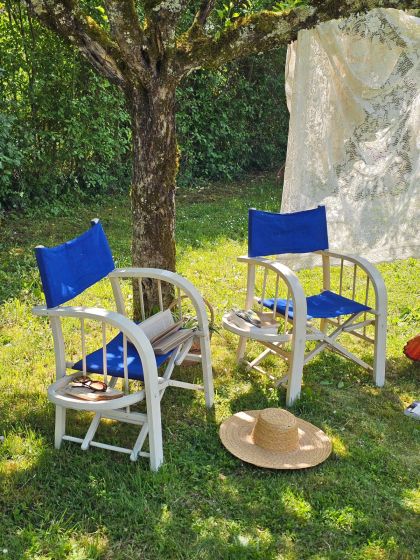 Paire de fauteuils pliants années 50 60 aux larges accoudoirs incurvés et tablettes intégrées