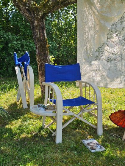 Paire de fauteuils pliants années 50 60 aux larges accoudoirs incurvés et tablettes intégrées