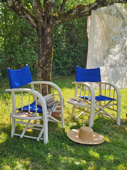 Paire de fauteuils pliants années 50 60 aux larges accoudoirs incurvés et tablettes intégrées