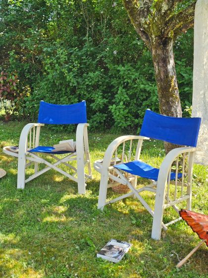 Paire de fauteuils pliants années 50 60 aux larges accoudoirs incurvés et tablettes intégrées