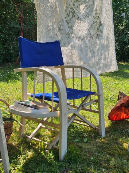 Paire de fauteuils pliants années 50 60 aux larges accoudoirs incurvés et tablettes intégrées
