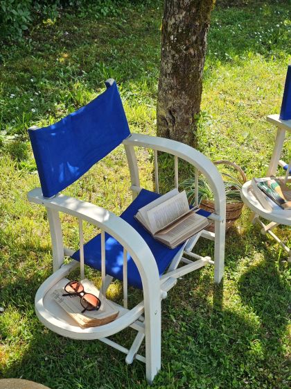 Paire de fauteuils pliants années 50 60 aux larges accoudoirs incurvés et tablettes intégrées