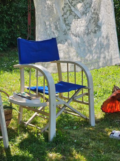 Paire de fauteuils pliants années 50 60 aux larges accoudoirs incurvés et tablettes intégrées