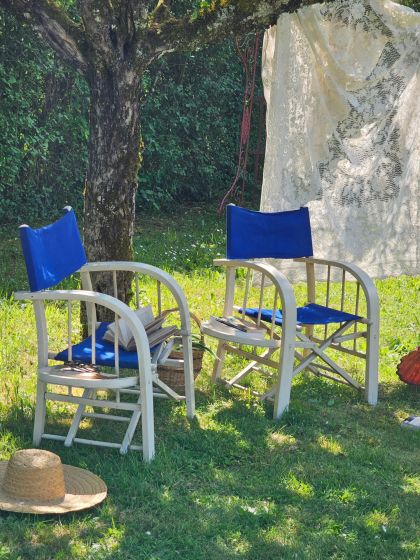 Paire de fauteuils pliants années 50 60 aux larges accoudoirs incurvés et tablettes intégrées