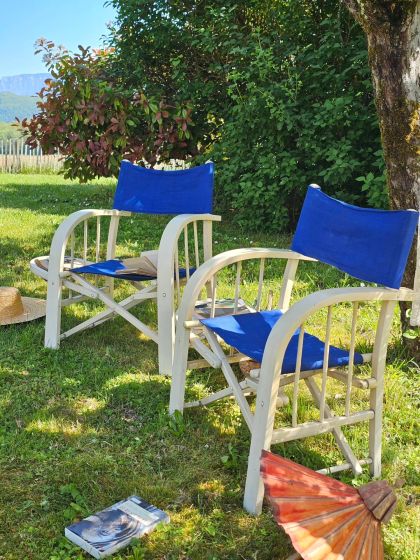 Paire de fauteuils pliants années 50 60 aux larges accoudoirs incurvés et tablettes intégrées